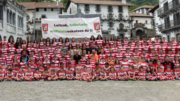 Belar artifiziala eskatu dute Leitzako Aurrera elkarteko futbolariek