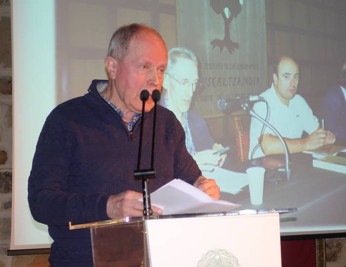 Euskaltzaindiak 2022an zendutako zazpi euskaltzain omendu ditu Donostian, horien artean Pello Apezetxea