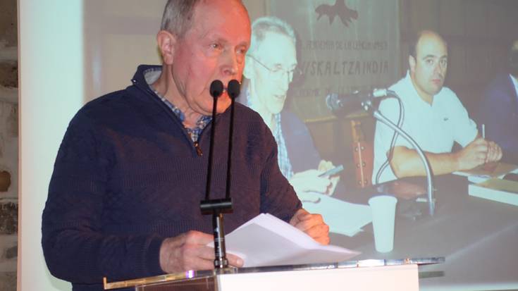 Euskaltzaindiak 2022an zendutako zazpi euskaltzain omendu ditu Donostian, horien artean Pello Apezetxea