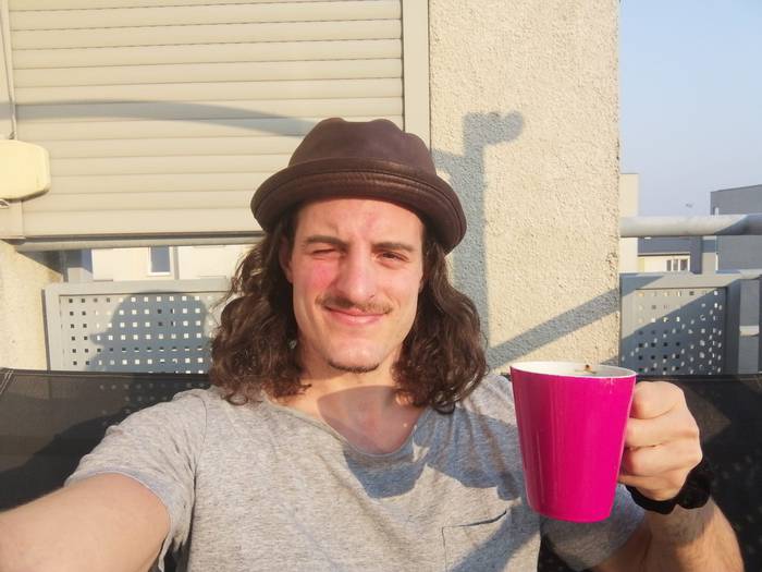 «Etxean geldituta bakar-bakarrik laguntzen ditugu bertzeak, ez da hain zaila»