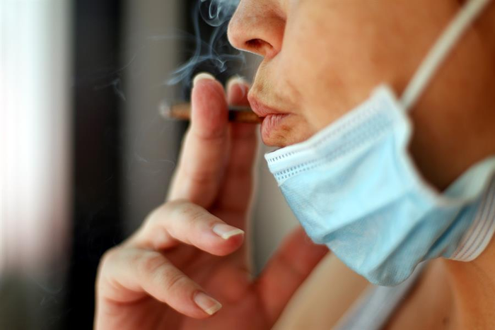Nafarroako zahar etxeetan, gaueko aisialdian eta karrikan tabakoa erre edota edaten dutenentzako murrizketek gaur hartuko dute indarra