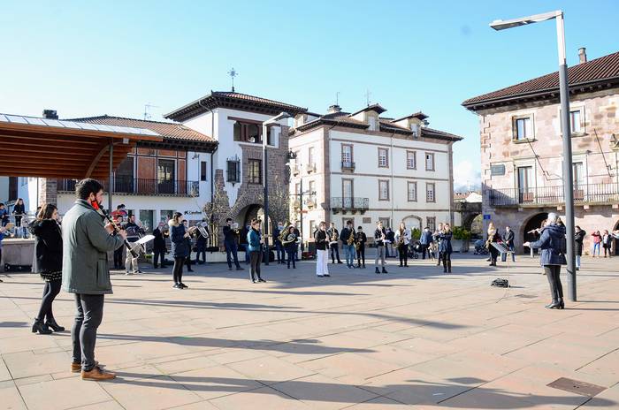 Elizondoko Recreo Musika Bandak Eguberrietako emanaldi ederra eskaini du