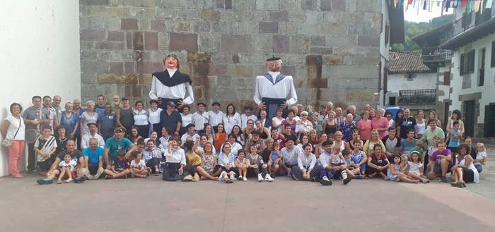 Minbizia duten haurrak laguntzeko 'Lau teilatu' abestia grabatuko dute zubietarrek igandean