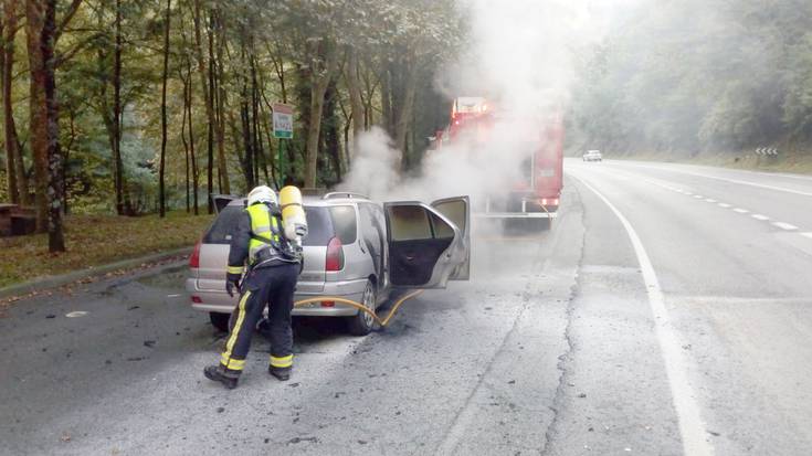 N-121-A errepidean su hartu duen autoa itzali dute Oronozko suhiltzaileek