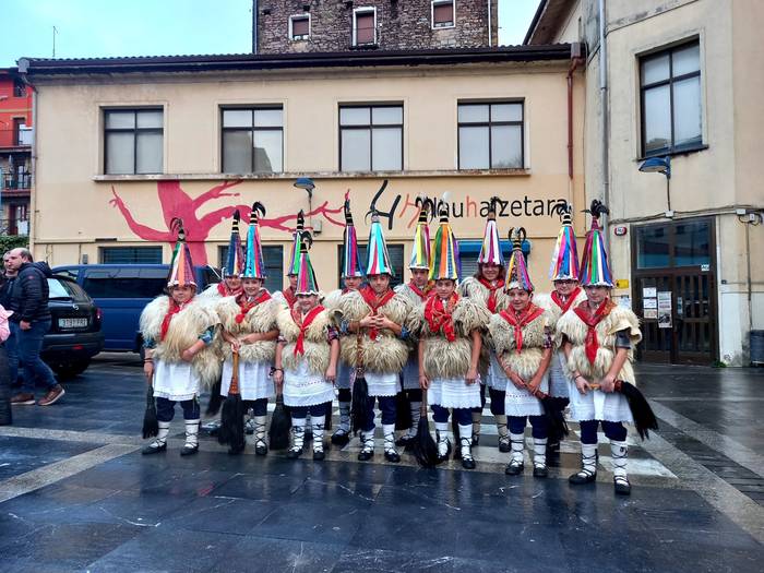 Joaldunak harat-honatean dabiltza eguberrietan
