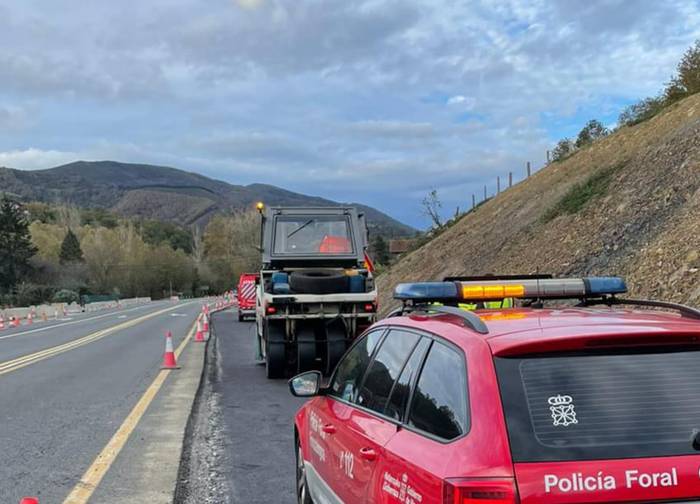 Langile bat hil da laneko istripuan Donezteben, N-121-A errepideko obretan asfaltatzen ari zenean