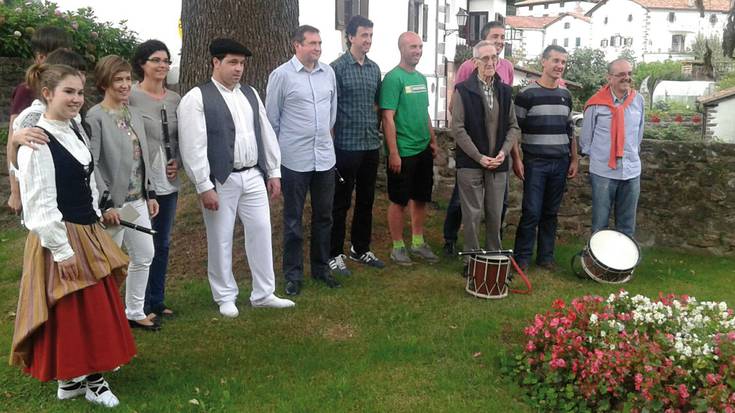 Pello Apezetxea omendu dute Etxalarren 50 urte bete dituelako herrian apez