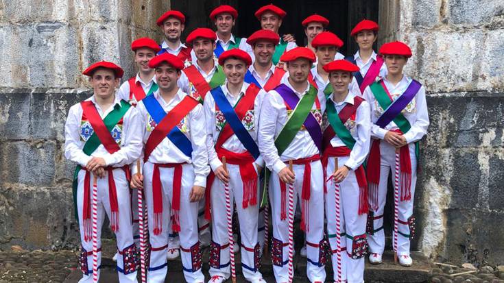Goizeko lehenbiziko itzulia egin dute Lesakako ezpata dantzariek