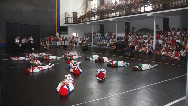 Tantirumairu dantza taldearen saioa San Fermin bezperan