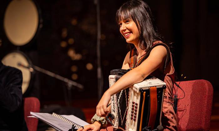 Itsaso Elizagoien trikitilari etxalartarra Eguberrietako seigarren bira egiten ari da Carlos Nuñez musikariarekin