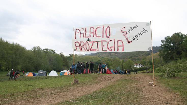 Aroztegia inguruan ehunka urteko haritzak botatzen ari direla jakinarazi du Aroztak herri-ekimenak