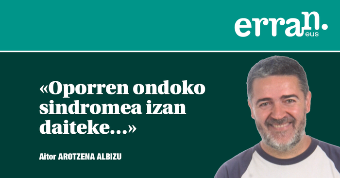 Azala beltz, ilea urdin, burua zuri