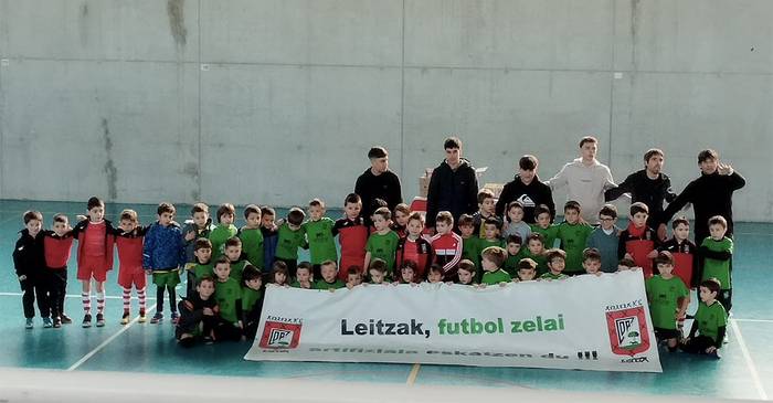 Aurrerako jokalari txikienek ere futbol zelai artifiziala eskatu dute