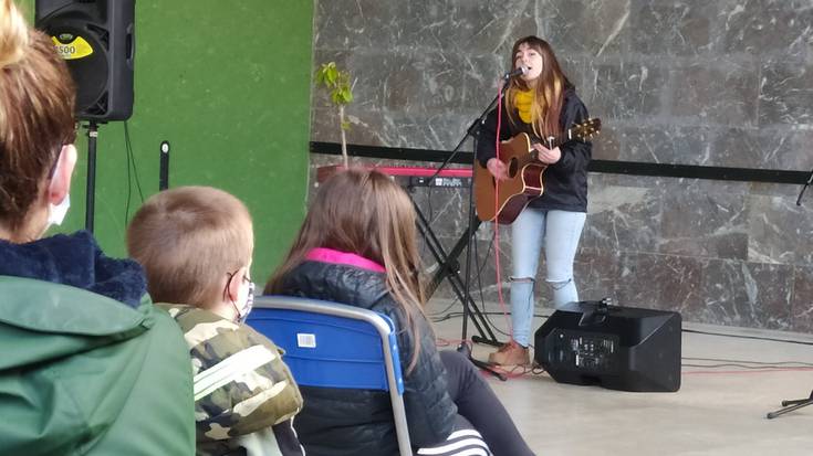 Lekarozko pilotalekuan Olaia Intziarte eta Ainhoa eta Nekane Astiz bertso musikatuak kantatzen