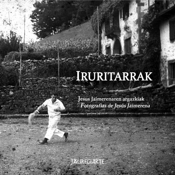 Jesus Jaimerenak Iruritan ateratako argazkiak liburuan bildu dituzte
