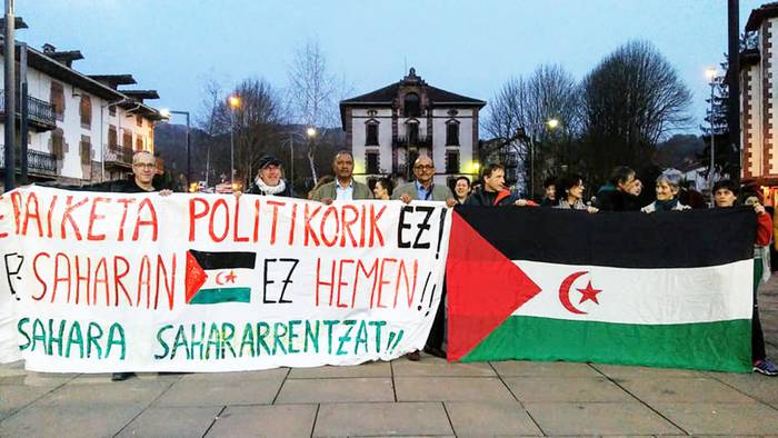 Madrilen eta Bartzelonan atxiki dituzten Saharako gazteei elkartasuna adierazi die Saharaztanek