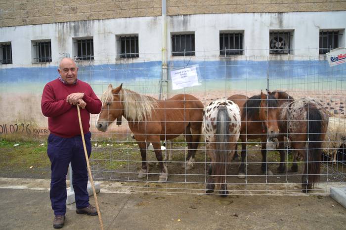 Apirileko azienda feria eta hilabeteroko ekoizleen merkatua bertan behera utzi dituzte Beran