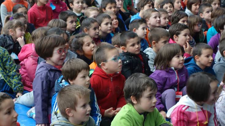 Malerrekako herri eskolen V Joku topaketan ELAren ikerketaren alde konfetiekin busti dira