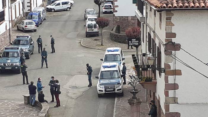 Poliziaren presentzia itogarria eta herritarrak jasaten ari diren jazarpena salatu ditu Lekarozko alkatetza taldeak