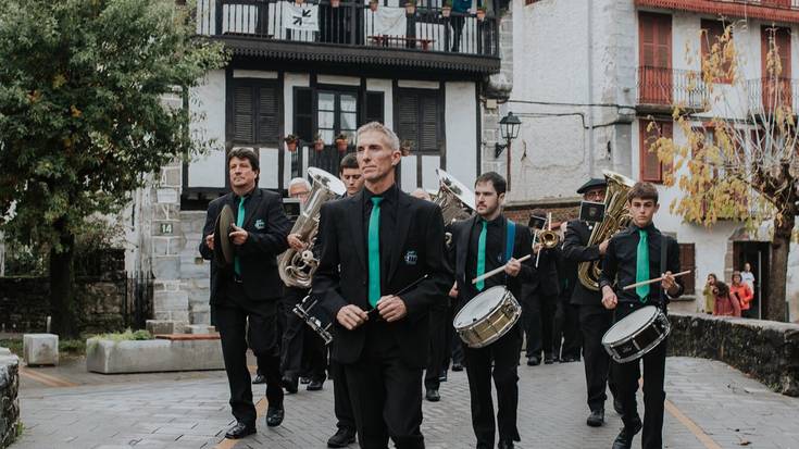 Lesakako musika banda karrikaz karrika ibiliko da ortzirale arratsean