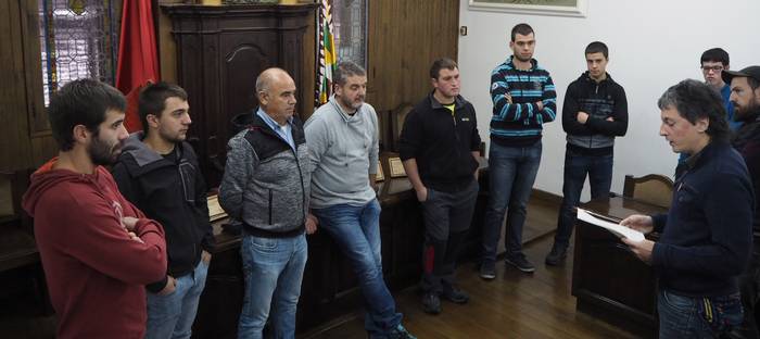 Nekazari gazteei aitortza instituzionala egin die Baztango Udalak