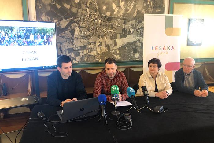 ‘Oinak bidean’ Lesakako bertsolaritzaren ibilbidea estreinatuko dute igandean Lesakan