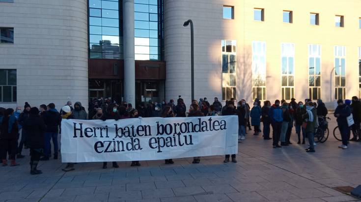 Aroztegia auzia. Behartze akusazioa dela medio, atzo deklarazioa hartu zieten sei baztandarreri