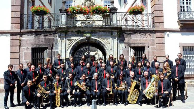 Elizondoko Recreo musika bandaren entseguan 'La dominguera' kantua