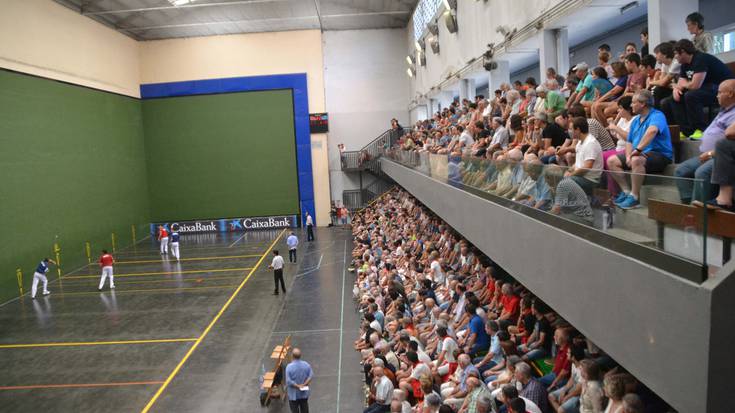 Pilota jaialdi polita izan zuten Eztegara pilotaleku berrituan