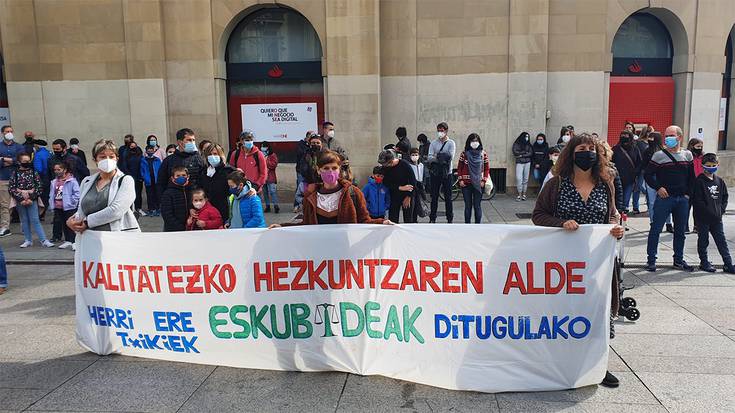 Orain arteko zerbitzuak mantentzeko eta garraioa bermatzeko eskatu dute Leitzako institutuko gurasoek eta ikasleek Iruñean