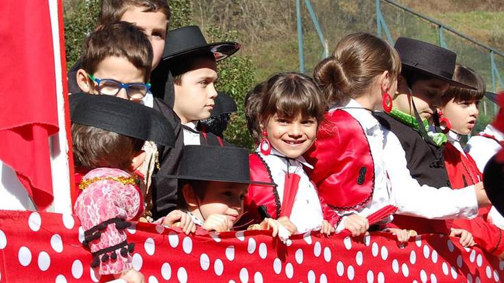 Andaluziar doinuak eta jantziak Lesakako karriketan
