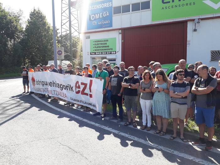 Urroztar gaztearen lan-istripua salatzeko elkarretaratzea egin dute Lezon
