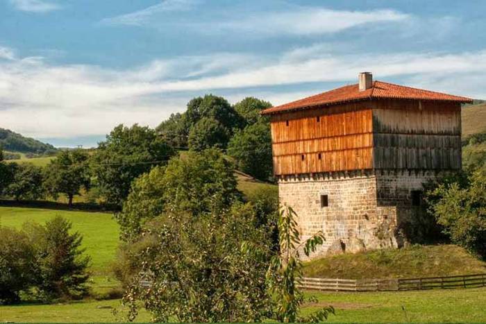 Doneztebeko herrigune historikoa eta Donamariako Erdi Aroko Jauregia ezagutzeko bisita gidatuak izanen dira abuztuan