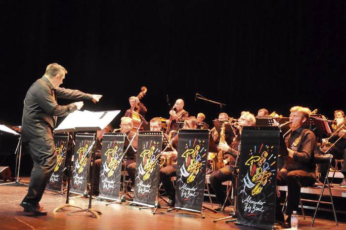 Alexander Big Band taldeak jazz emanaldia eskainiko du igandean Senperen