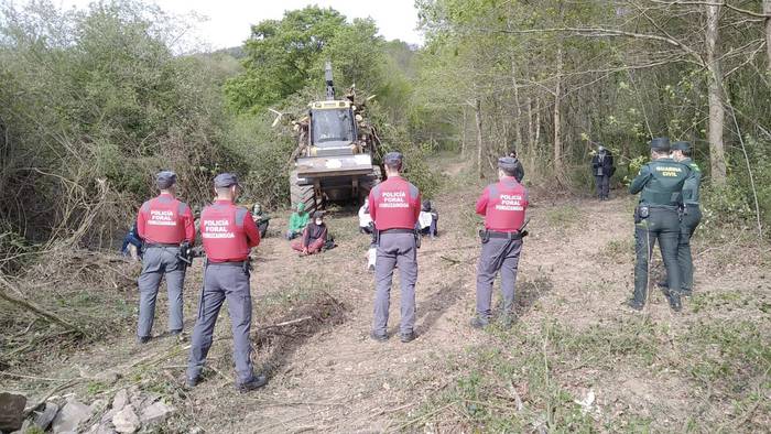 Aroztegiko obrak bigarren egunez gelditu dituzten herritarrak identifikatu dituzte