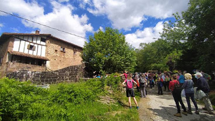 Emazteki bakartua mendi itzulira 60 bat lagun bildu dira