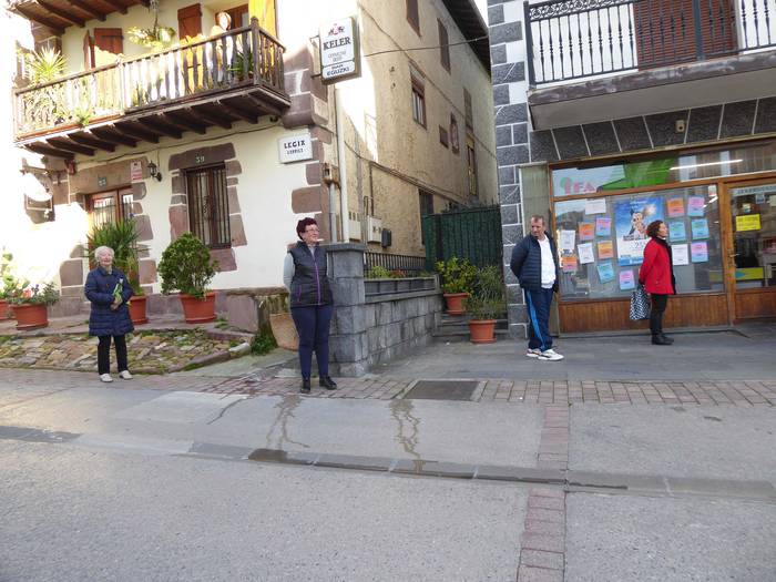 Konfinamendu osoa apirilaren 9ra bitarte, funtsezko jardueretarako izan ezik