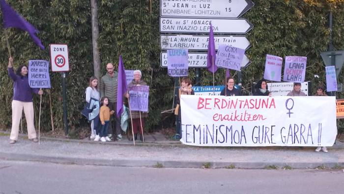 Xaretako mugimendu feministak Saran egin du Emakumearen Eguneko hitzordua