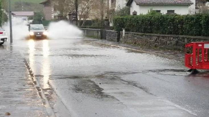 Donezteben ere hainbat etxetan sartu da ura
