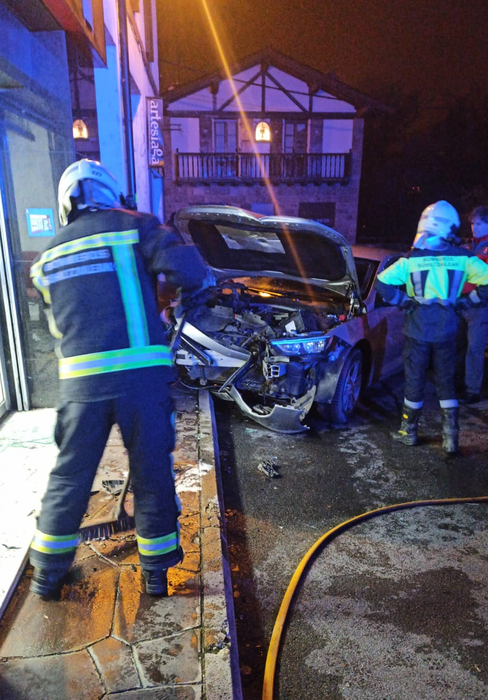 Kontrola galdu eta aseguru etxe baten kontra istripua izan du auto batek Elizondon karriketan
