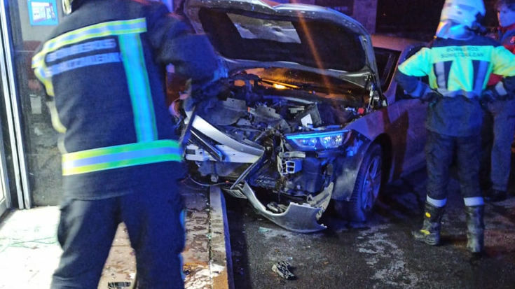 Kontrola galdu eta aseguru etxe baten kontra istripua izan du auto batek Elizondon karriketan