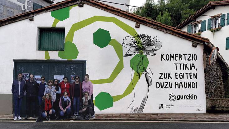 «Herria bizirik mantentzeko beharrezkoak dira zerbitzuak»