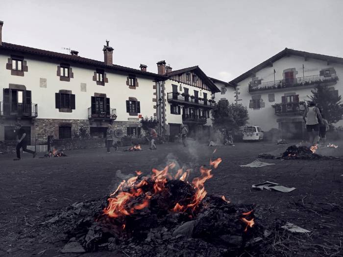 Suak piztu dituzte Berroetan San Juan bezperan