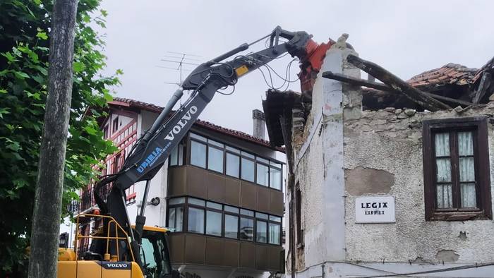 Berako Zubimuxu etxea eraisteko lanak hasi dituzte