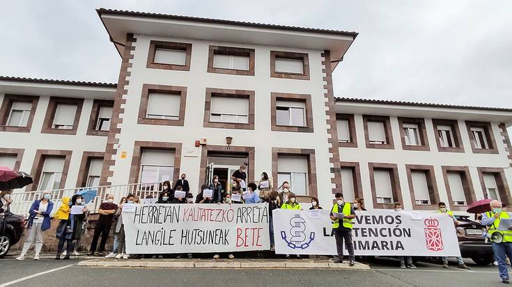 Herrietan kalitatezko osasun arreta eskatzeko elkarretaratze jendetsua egin dute Elizondon