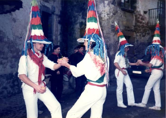 Baztango sagar eta soka dantzen inguruko ikerketa lan sakona egin dute Arizkungo Larraldetarrek