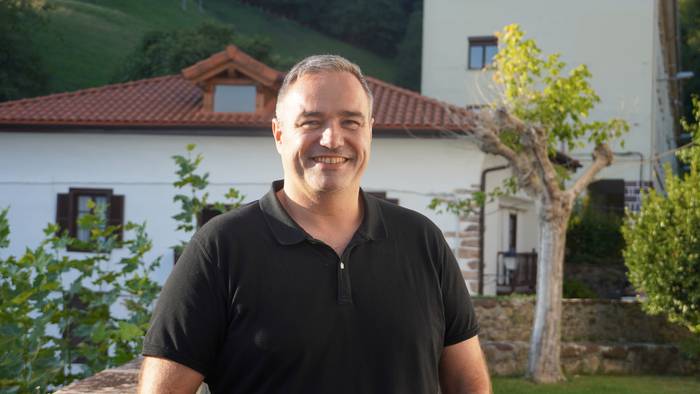 «Gure historiaren parte haundi bat galtzen ari gara»