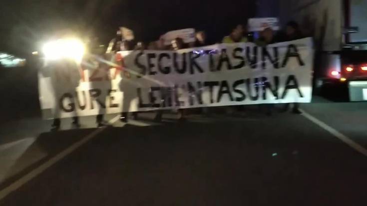 N-121-A errepidea moztu dute gaur Beran, Nazioarteko ibilbidean dabiltzan kamioiak desbideratzea eskatzeko