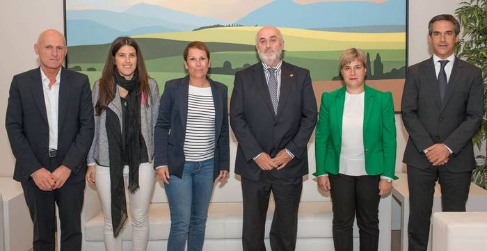 Nafarroa Oinez 2015eko programa eta prestaketen berri izan du Uxue Barkos lehendakariak