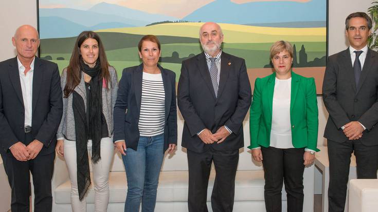 Nafarroa Oinez 2015eko programa eta prestaketen berri izan du Uxue Barkos lehendakariak
